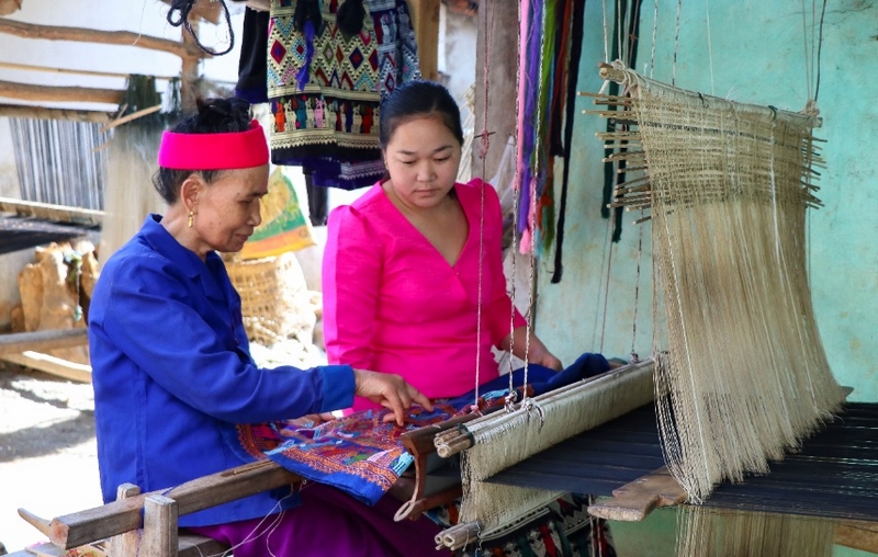 Phu-nu-ban-Pa-Xa-Lao-bao-ton-nghe-det-truyen-thong.jpg