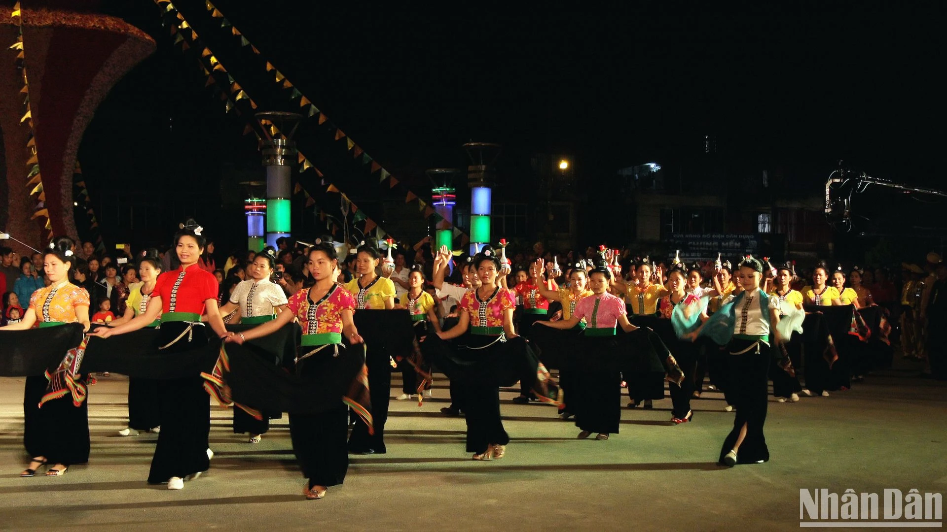 mot-tiet-muc-dan-vu-duoc-bieu-dien-boi-phu-nu-dan-toc-thai-5780-2145.jpg