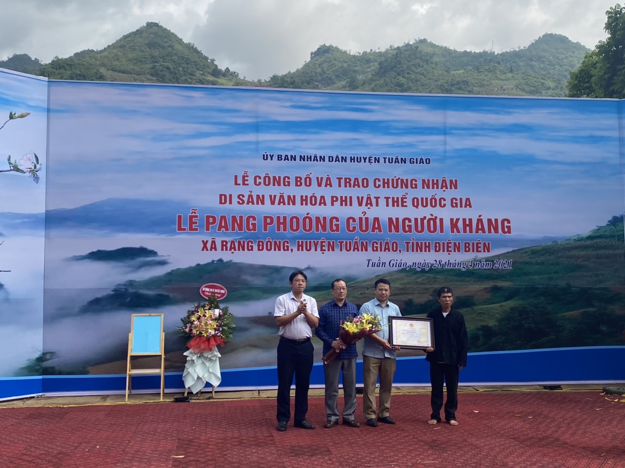 2-Dc-Nguyen-Hoang-Hiep-PGD-So-VHTTDL-cong-bo-Quyet-dinh-va-trao-Chung-nhan-Di-san-van-hoa-phi-vat-the-Quoc-gia-Le.jpg