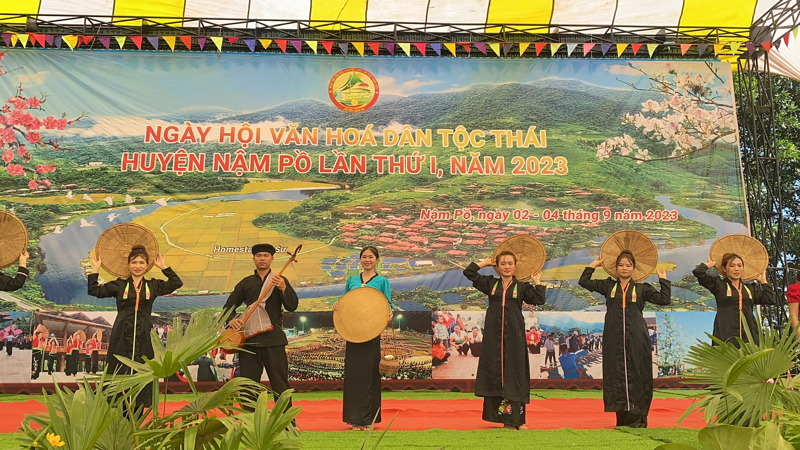 thi trình diễn trang phục dân tộc Thái